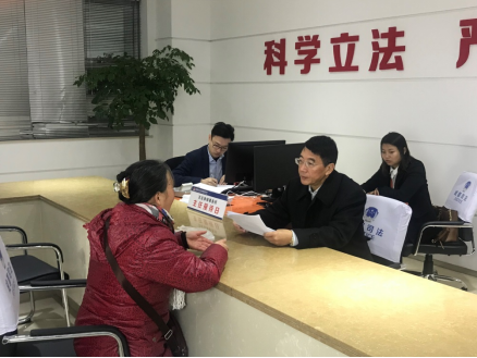 1121 本所阳运逵主任担任成都首场“法律专家门诊”首位法律专家37.png