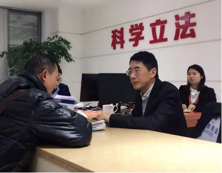 1121 本所阳运逵主任担任成都首场“法律专家门诊”首位法律专家224.png